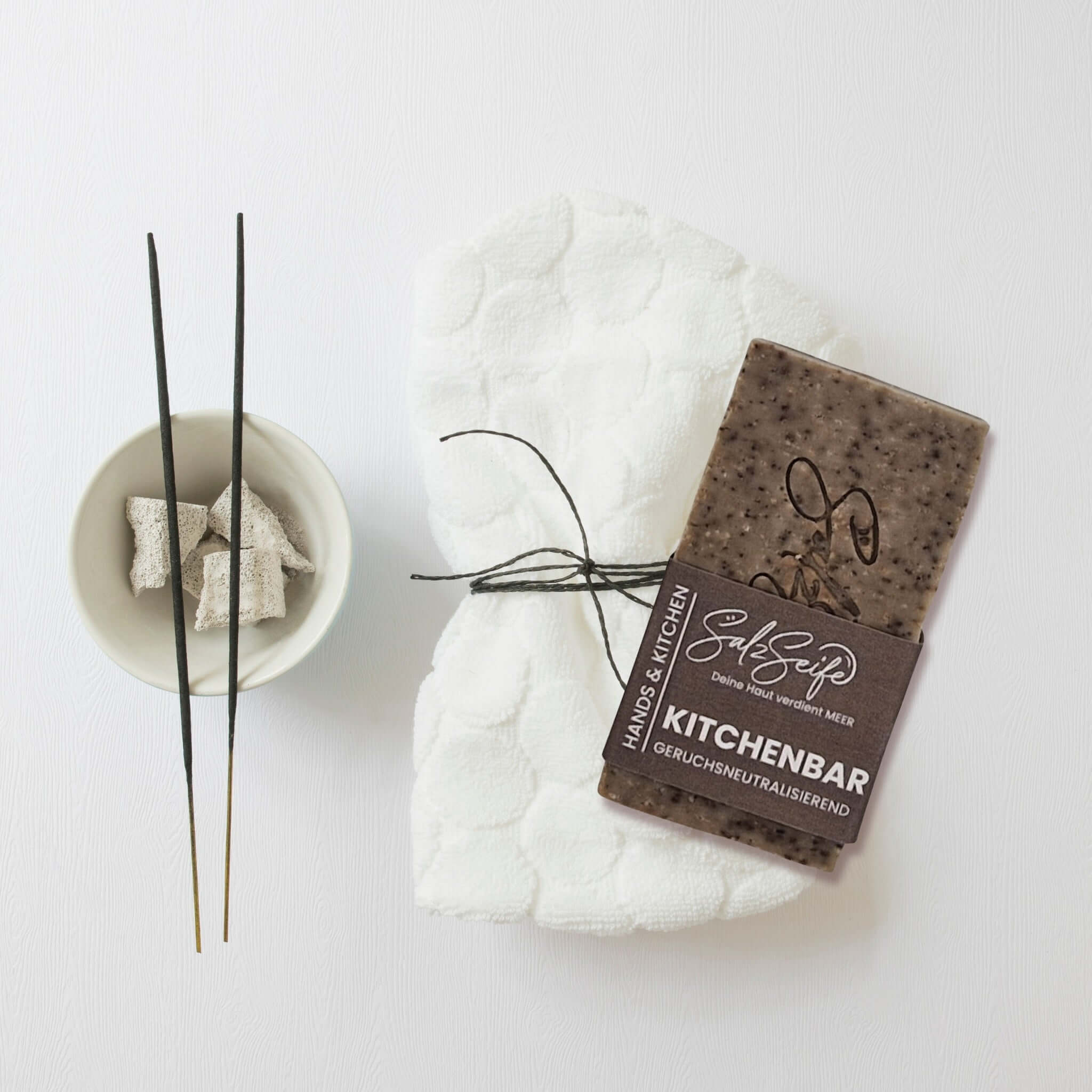 KitchenBar Küchenseife gegen Gerüche als Seifenstück auf hellem Hintergrund