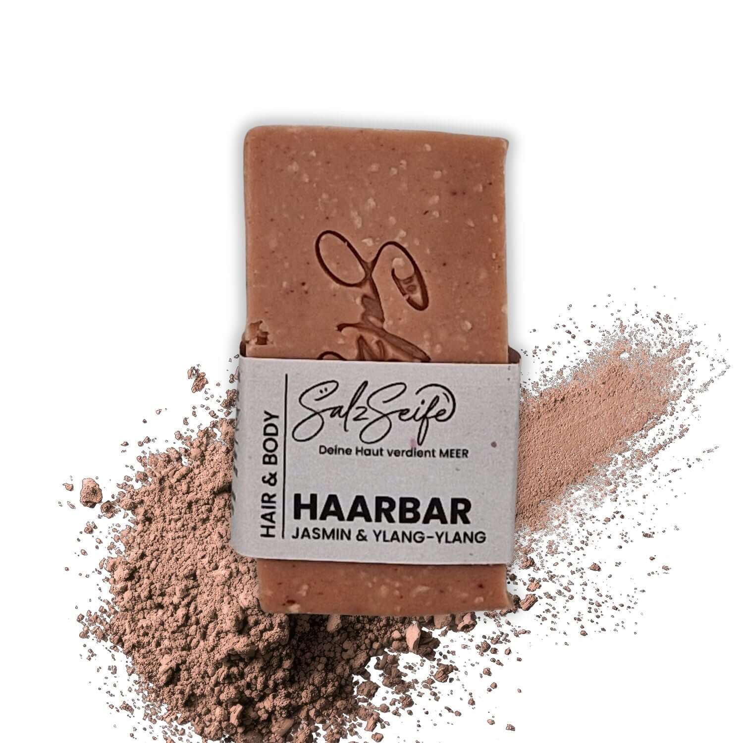 Roséfarbene Haarseife HaarBar mit sichtbarer Struktur in Nahaufnahme auf rosa Tonerde