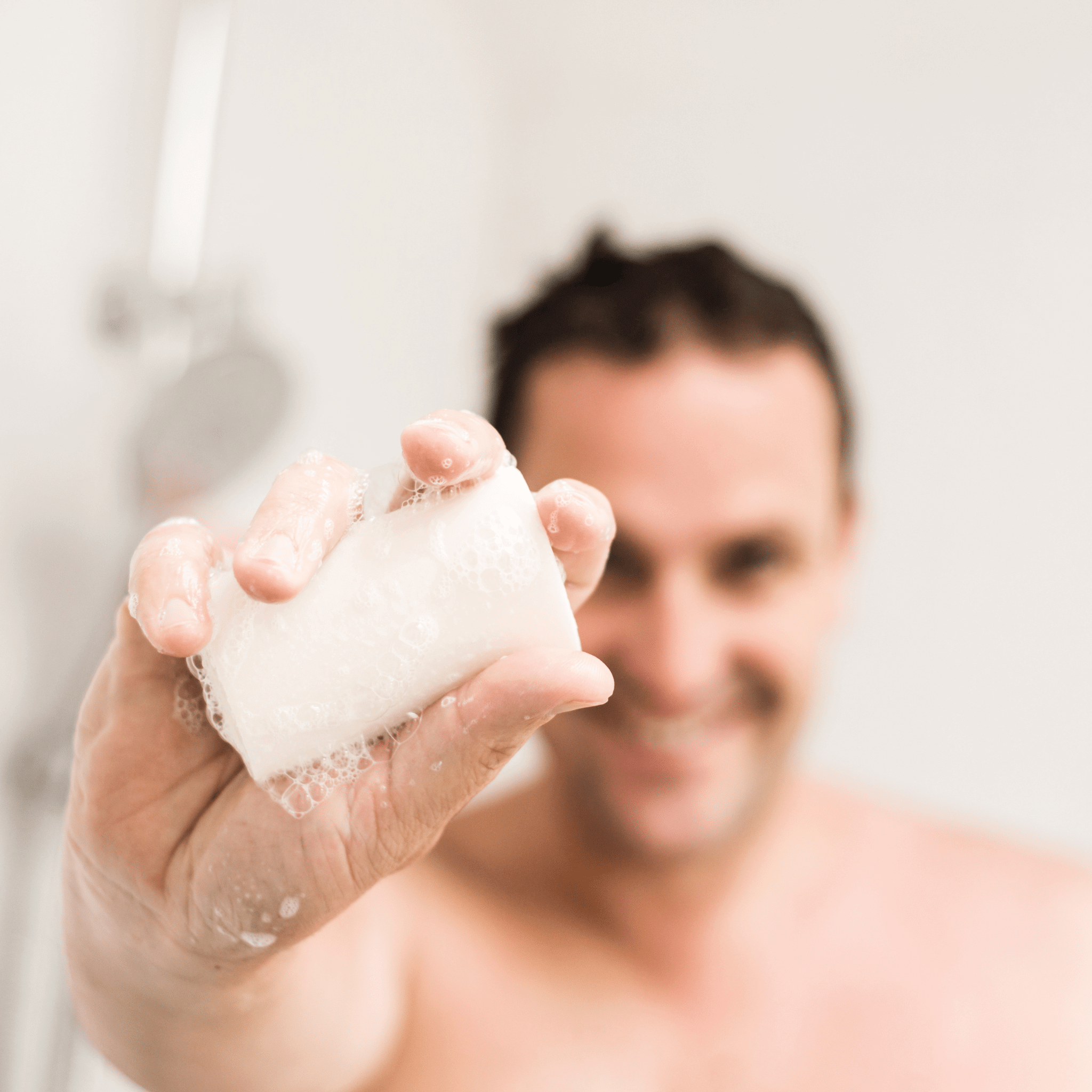 HydraBar Salzseife beim Aufschäumen in der Hand