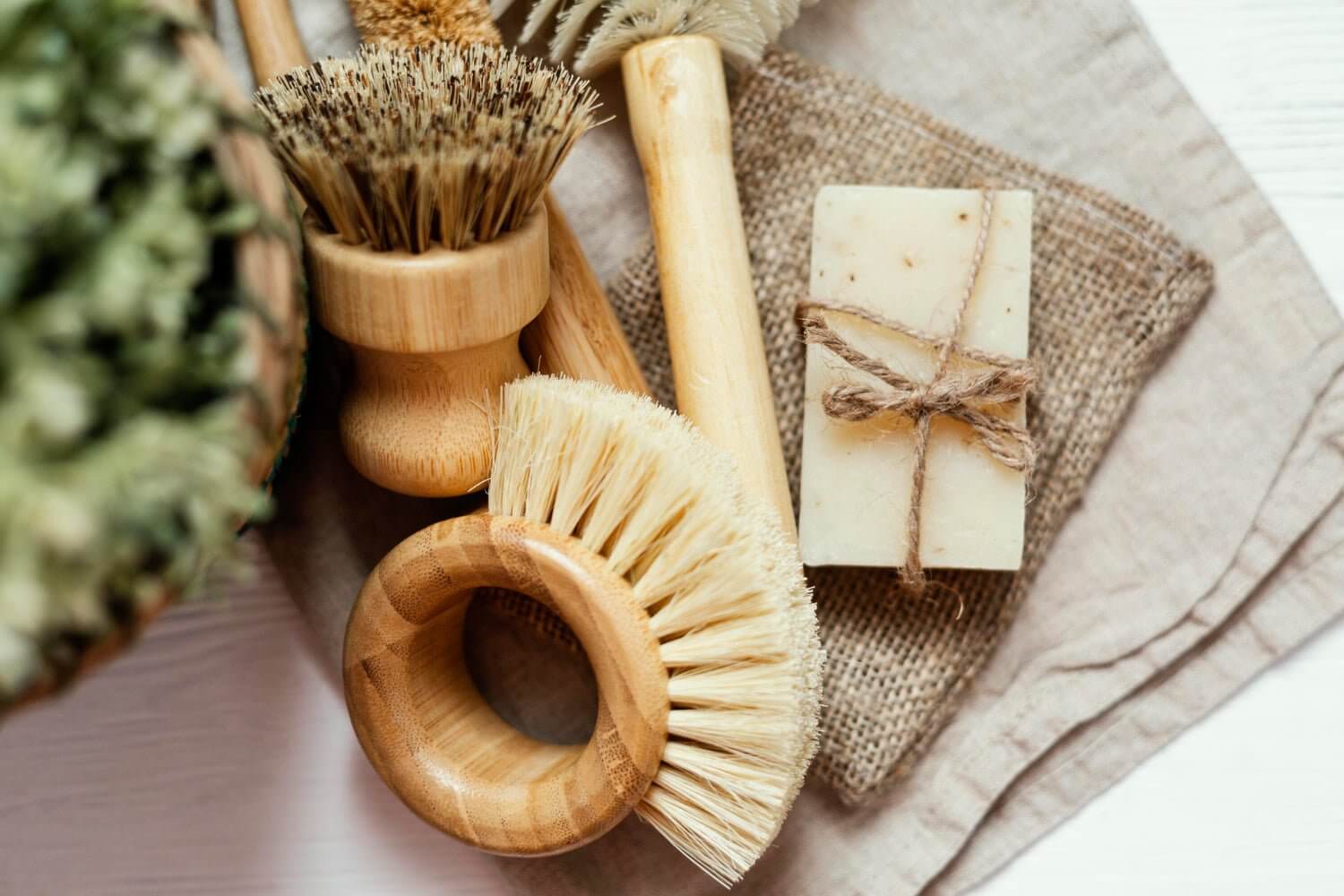 Handgemachte Salzseife auf Naturuntergrund – Symbol für natürliche Reinigung und Pflege seit der Antike.