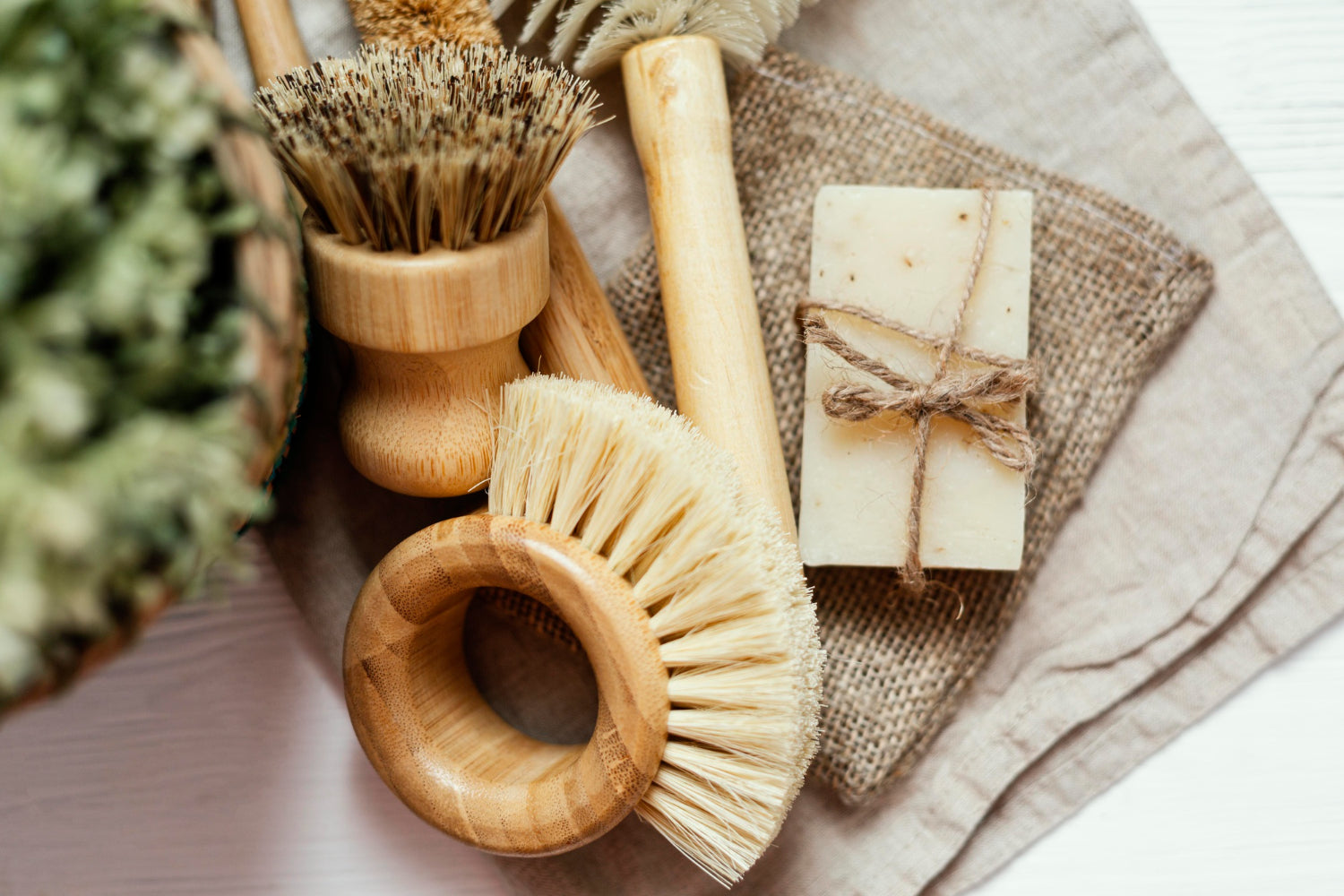 Handgemachte Salzseife auf Naturuntergrund – Symbol für natürliche Reinigung und Pflege seit der Antike.