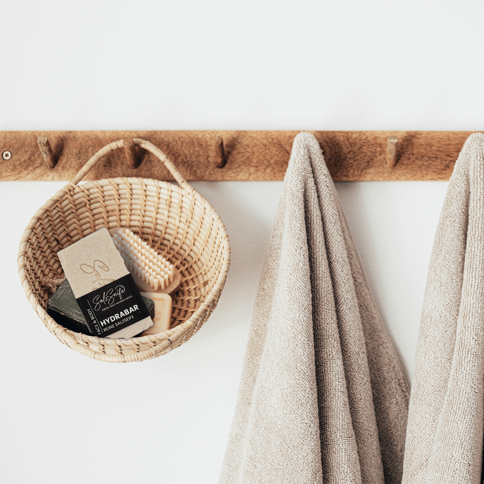 Duftfreie HydraBar Salzseife in minimalistischem Flatlay
